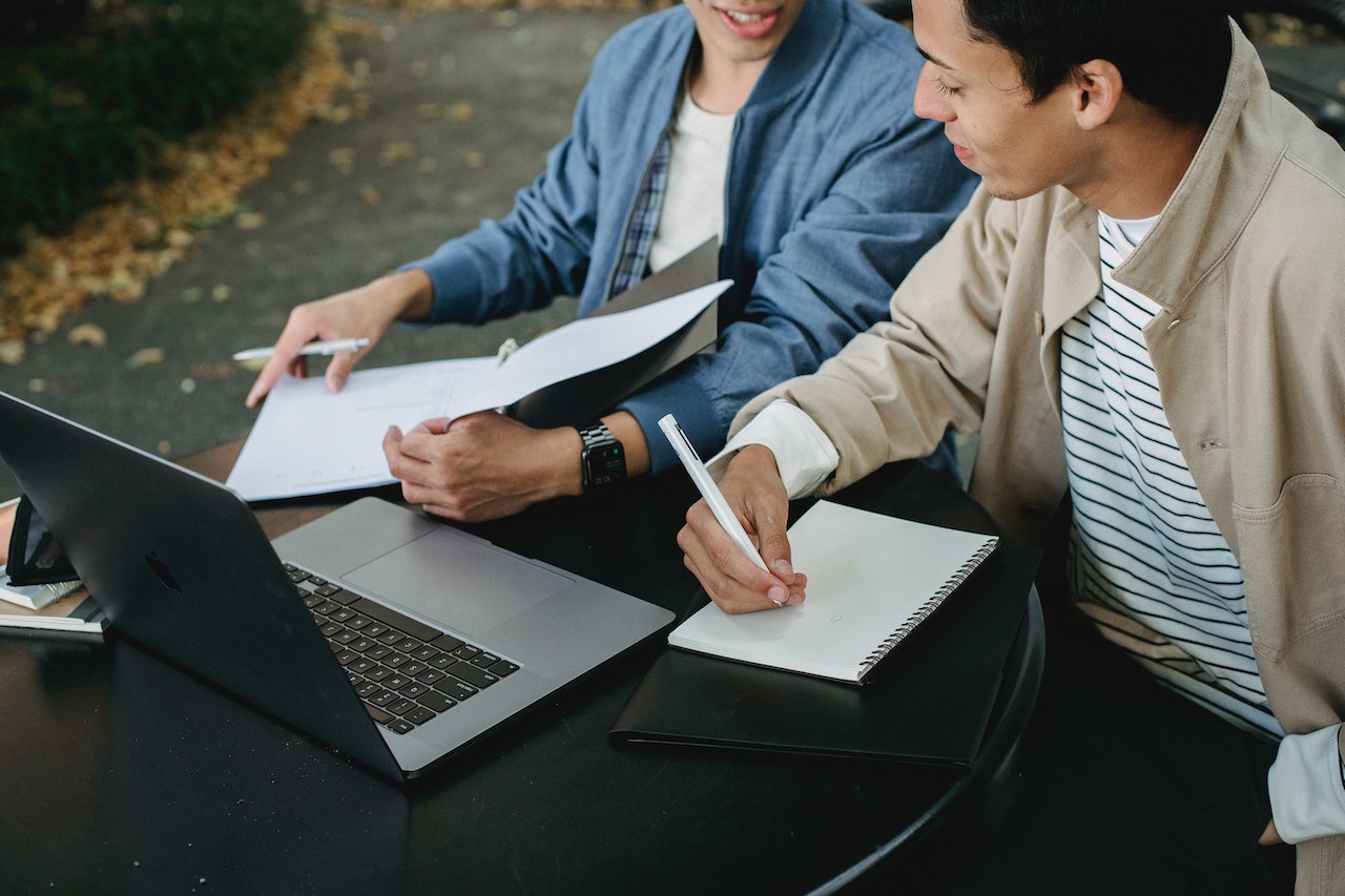 Fotografía que muestra dos personas estudiando juntos