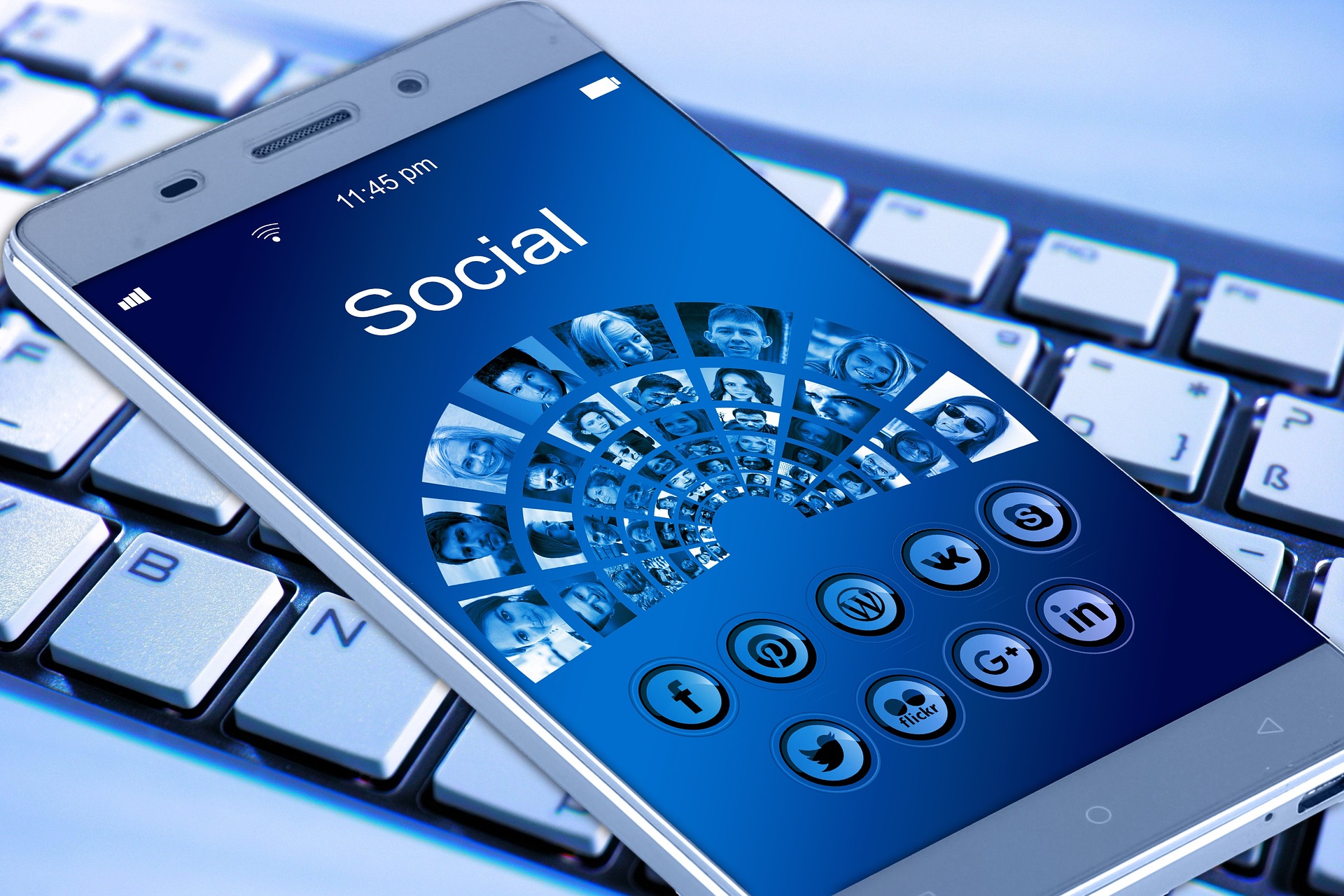 Teléfono móvil con aplicaciones de redes sociales.